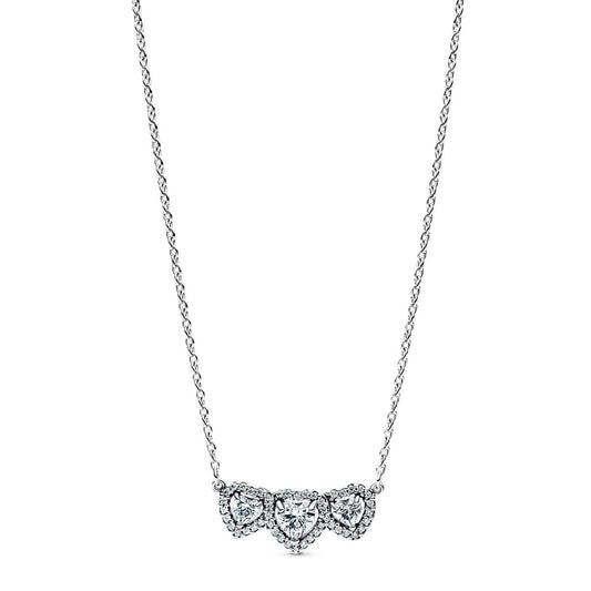 Zilverkleurige Pandora ketting voor dames met drie hartvormige details.