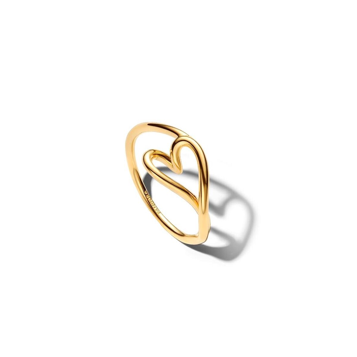 Gouden Pandora ring met elegante, luxe vorm en tijdloos ontwerp.