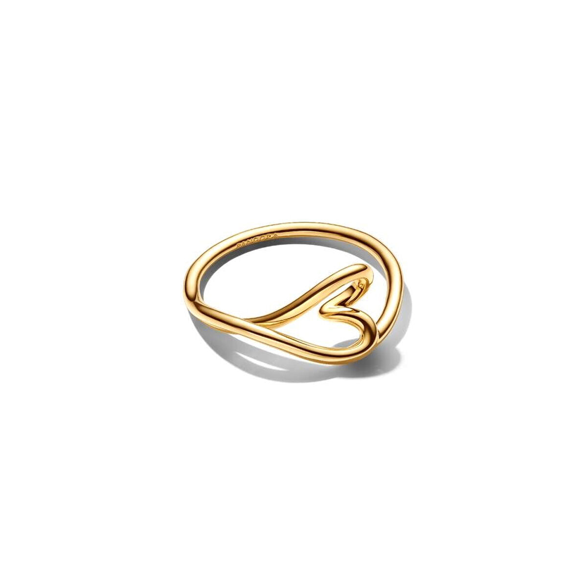 Detail van de gouden Pandora ring met een elegant hartontwerp.