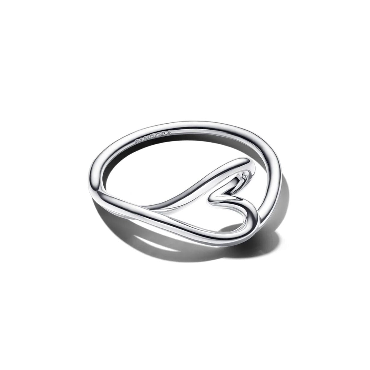 Zilverkleurige Pandora ring met elegant ontwerp en hartvormige details.