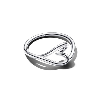 Zilverkleurige Pandora ring met elegant ontwerp en hartvormige details.