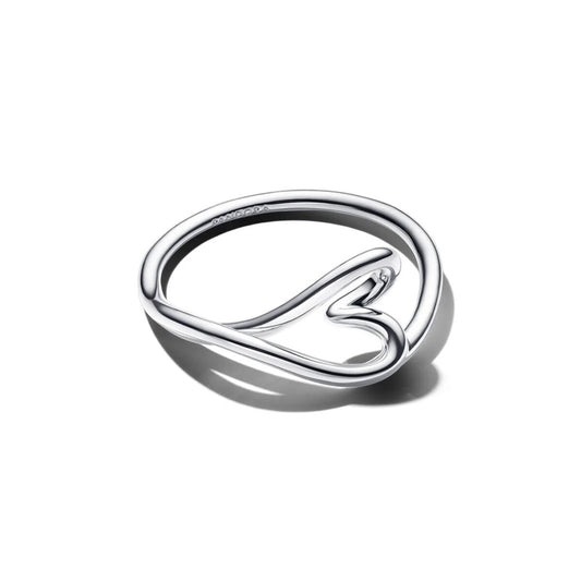 Zilverkleurige Pandora ring met elegant ontwerp en hartvormige details.