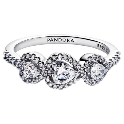 Zilverkleurige Pandora ring met drie sprankelende stenen in elegant design.