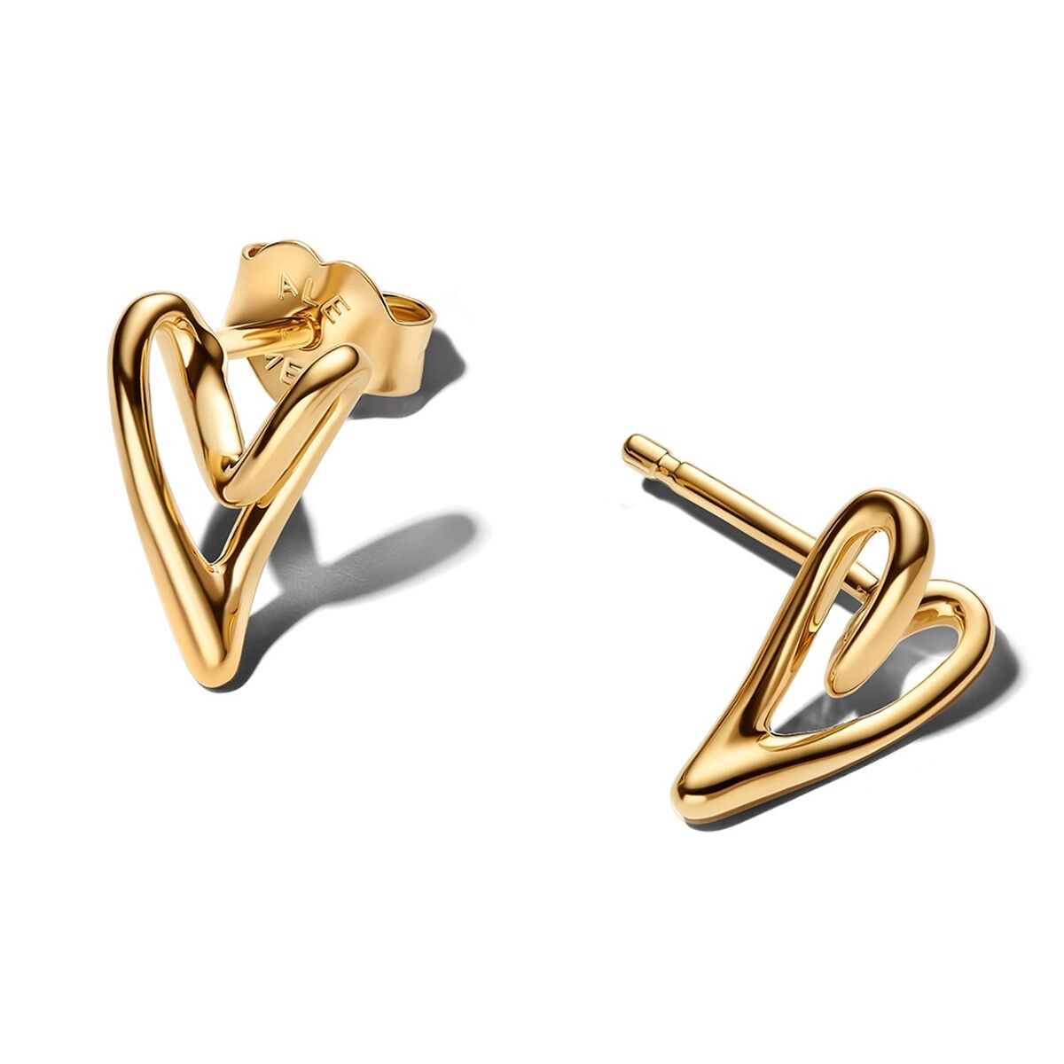 Pandora oorbellen voor dames in elegant, gouden hartontwerp.