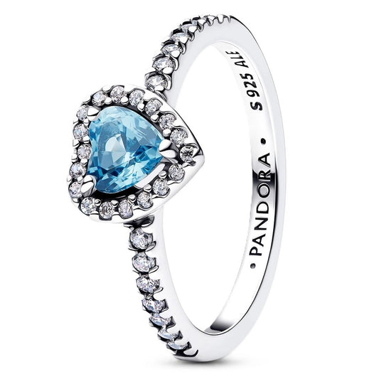 Pandora ring voor dames met een hartvormige blauwe steen en sprankelende details.