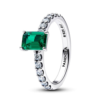 Zilverkleurige Pandora ring met groene edelsteen en sprankelende details.