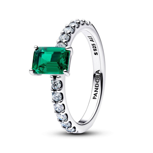 Zilverkleurige Pandora ring met groene edelsteen en sprankelende details.