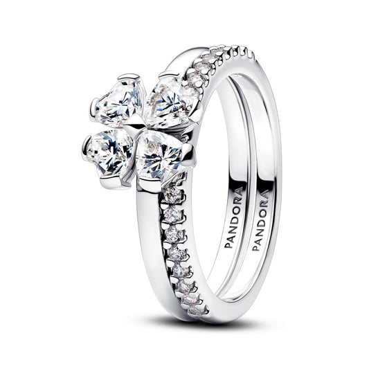 Zilverkleurige Pandora ring met elegante ontwerp en sprankelende zirkonia stenen.