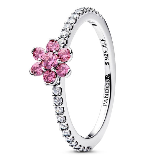 Zilverkleurige Pandora ring met roze stenen in bloemvorm, elegant en tijdloos.