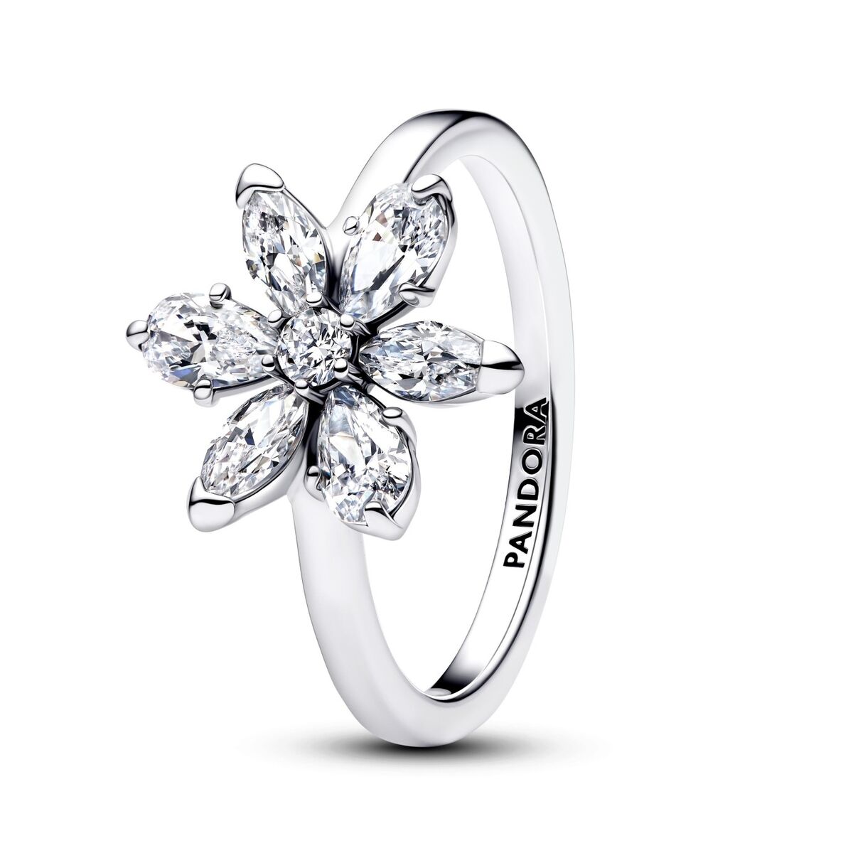 Zilverkleurige Pandora ring met elegant bloemdesign en sprankelende stenen.
