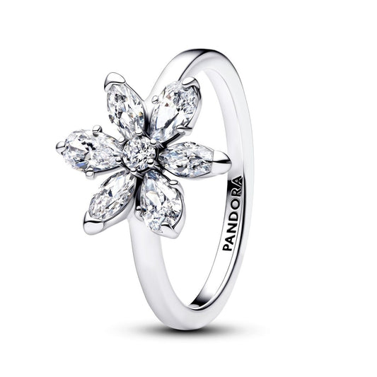 Zilverkleurige Pandora ring met elegant bloemdesign en sprankelende stenen.