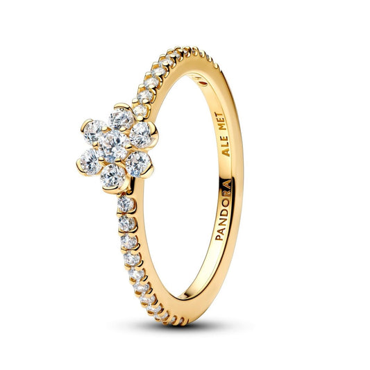 Pandora ring dames in gouden kleur met verfijnd bloemontwerp en sprankelende stenen.