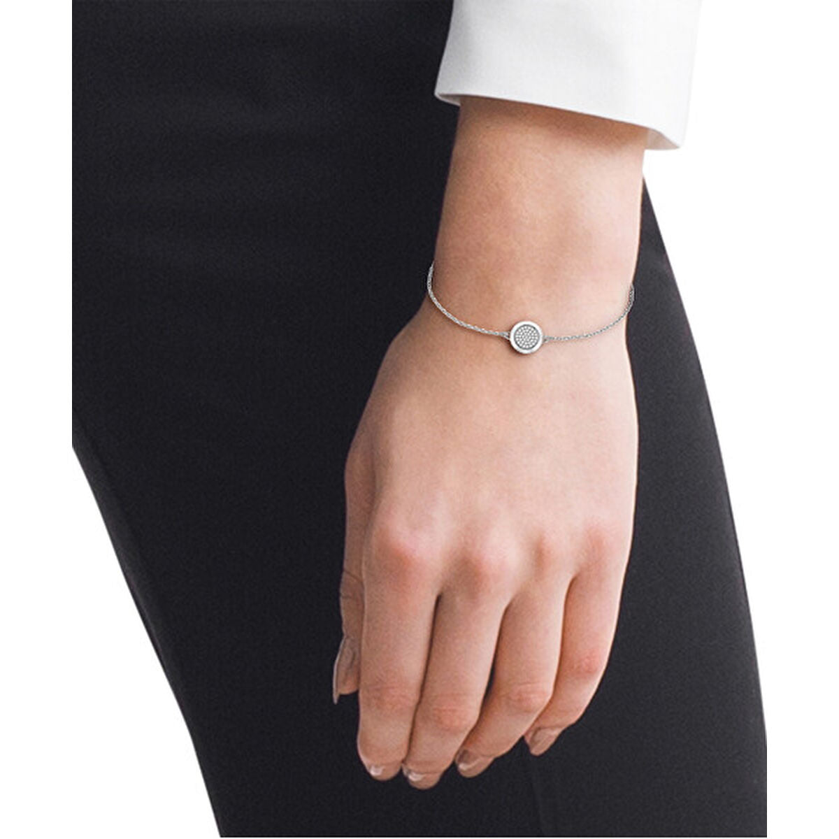 Zilverkleurige Hugo Boss armband met een ronde, sprankelende detail aan de pols.