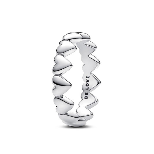 Zilverkleurige Pandora ring met hartvormig design, perfect voor elke gelegenheid.