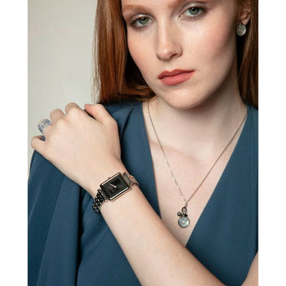 Zijaanzicht van een vrouw met de Viceroy ring en een zilverkleurige ketting.