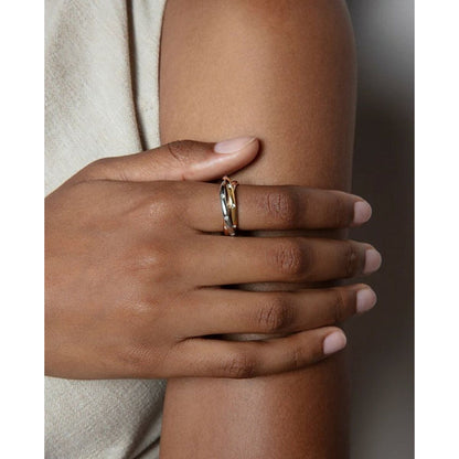 Zijaanzicht van de Viceroy gouden ring op een hand met een neutrale huidtint.
