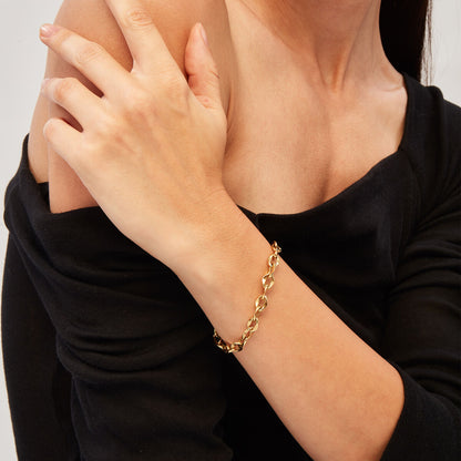 Detail van de gouden Breil armband, elegant om een vrouwelijke pols gedragen.