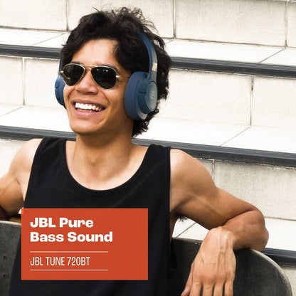 JBL oordopjes in gebruik door een lachende man met zonnebril, casual outfit.