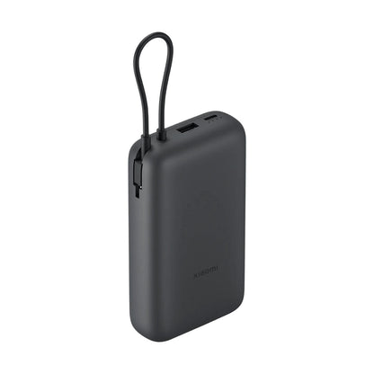 Zijaanzicht van de zwarte Xiaomi Powerbank 20000 mAh met oplaadkabel.