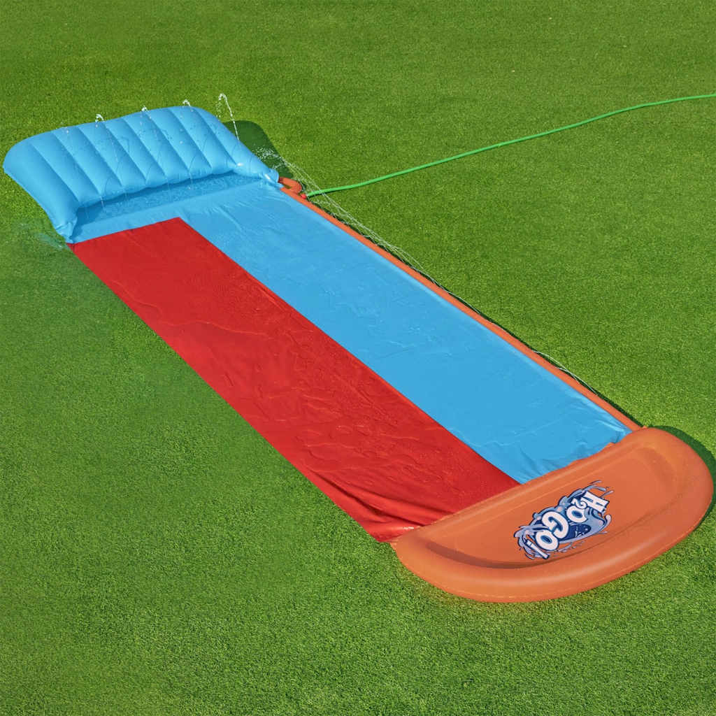 Detail van de Bestway H2OGO Tsunami Splash Ramp met blauwe en rode glijbaan op gras.
