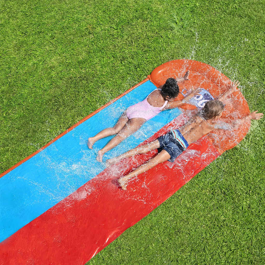 Kinderen glijden samen van de Bestway H2OGO Tsunami Splash Ramp waterglijbaan op gras.