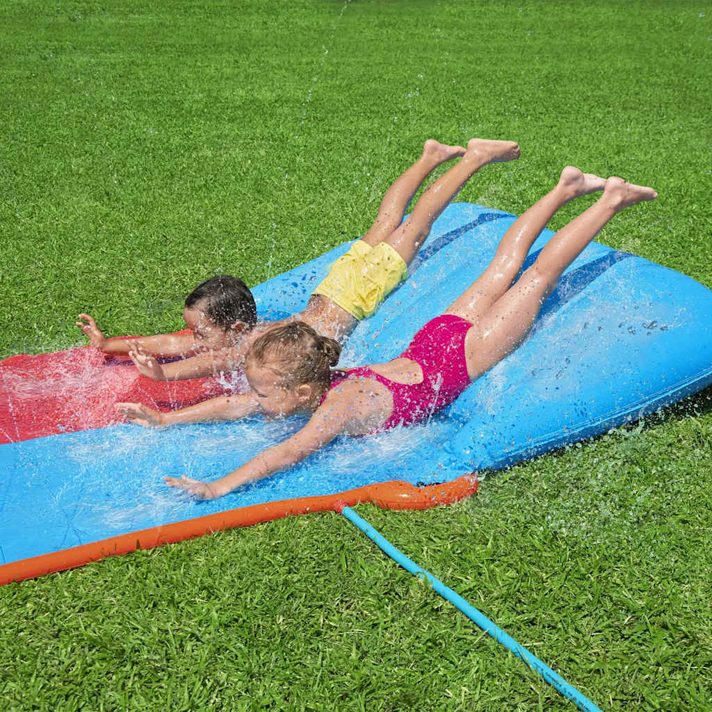 Kinderen glijden met plezier van de Bestway H2OGO waterglijbaan in de tuin.