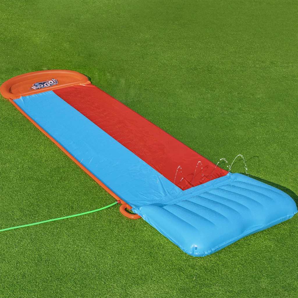 Detail van de Bestway H2OGO Tsunami Splash Ramp met blauwe en rode glijbaan en waterstralen.