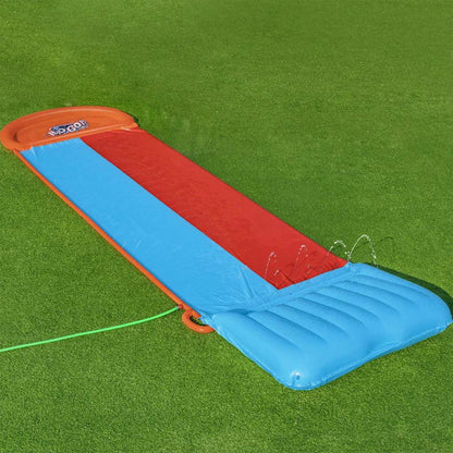 Detail van de Bestway H2OGO Tsunami Splash Ramp met blauwe en rode glijbaan en waterstralen.