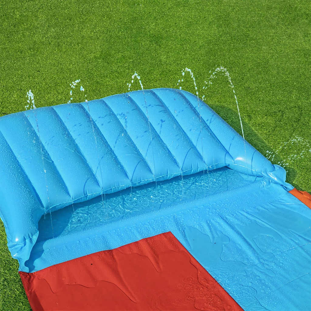 Detail van de Bestway H2OGO waterglijbaan met spuiters en wateroppervlak.
