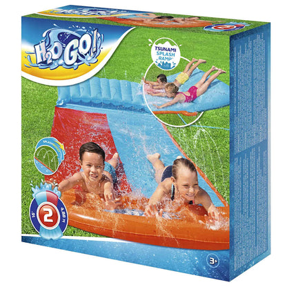 Detail van de Bestway H2OGO Tsunami Splash Ramp met kinderen die samen glijden.