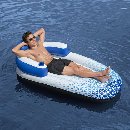 Blauw Bestway Hydro-Force drijfbed met rugleuning, gebruikt op water door ontspannen man.
