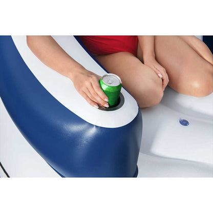 Detail van de bekerhouder van het Bestway Hydro-Force drijfeiland met een hand die een blikje vasthoudt.
