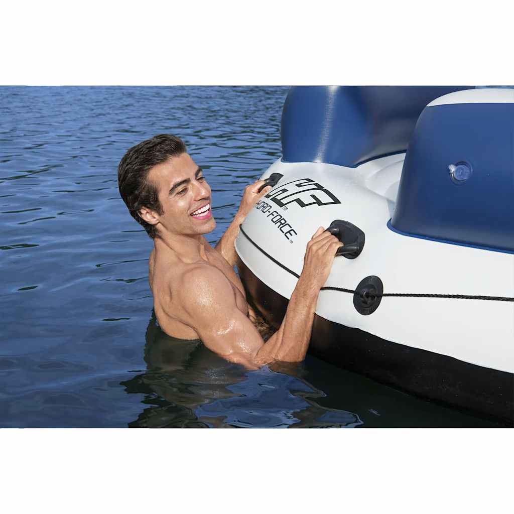 Man in het water houdt zich vast aan het Bestway Hydro-Force drijfeiland, met een glimlach.
