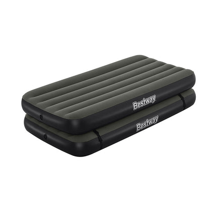 Detail van het opblaasbare Bestway matras in zwart en grijs, met ribbelstructuur.