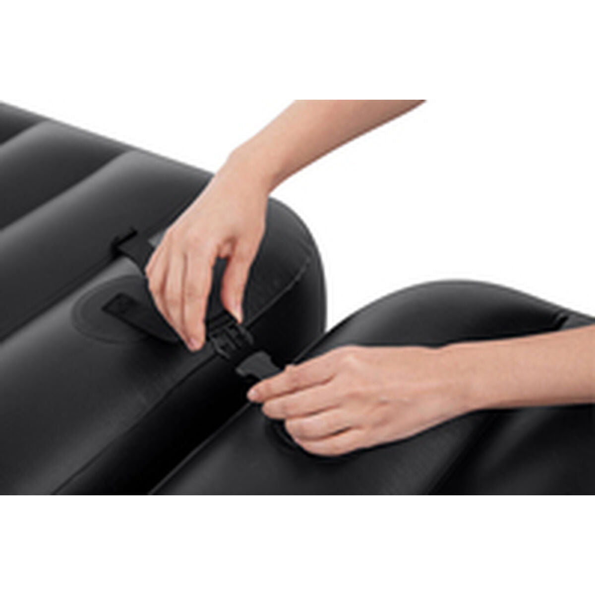 Detail van het bevestigingsmechanisme van de Bestway 3 in 1 matras in zwart.