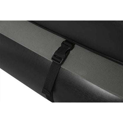 Detail van de bevestigingsclip op het Bestway luchtbed in zwart en grijs.