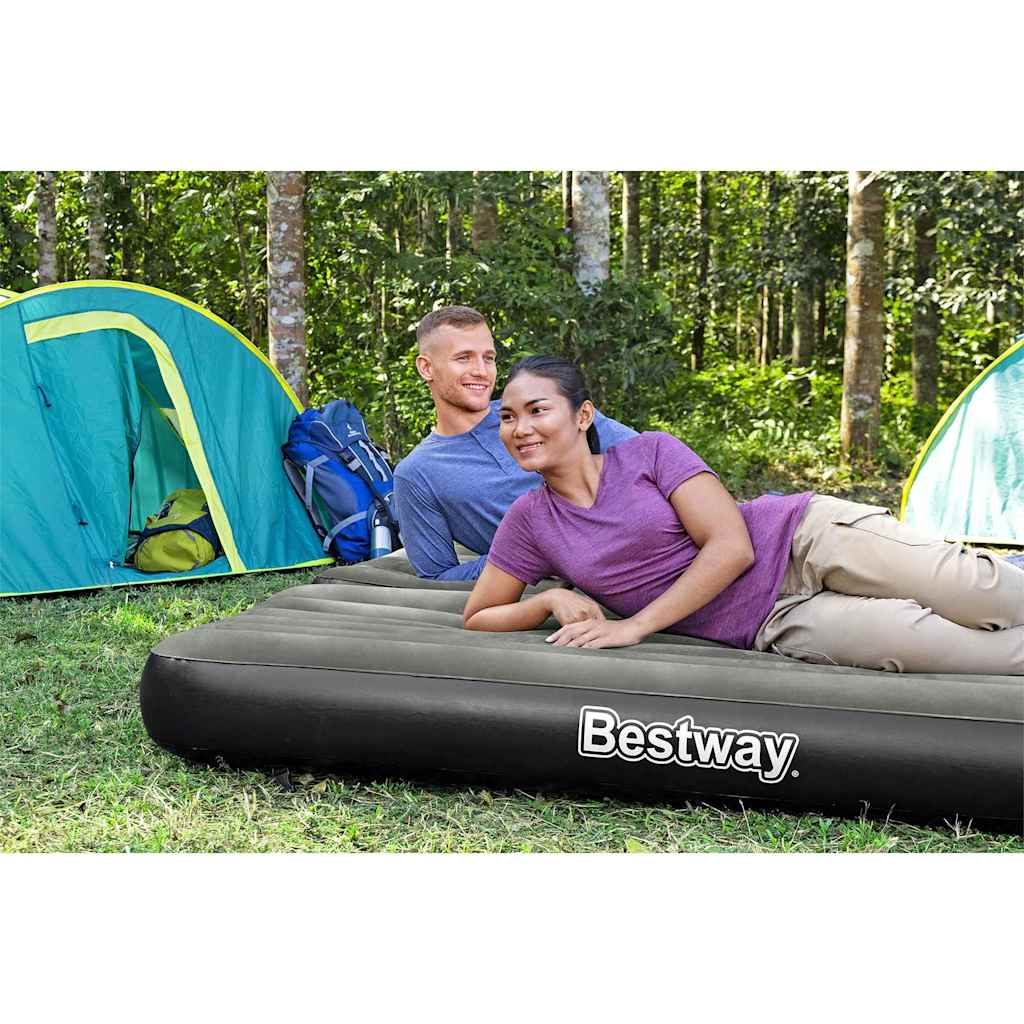 Bestway 3-in-1 luchtbed in zwart grijs, gebruikt door twee personen in een groene campingomgeving.