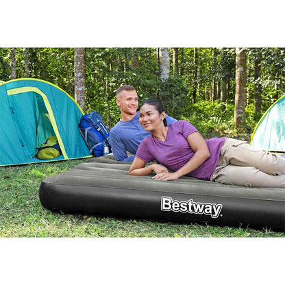 Bestway 3-in-1 luchtbed in zwart grijs, gebruikt door twee personen in een groene campingomgeving.