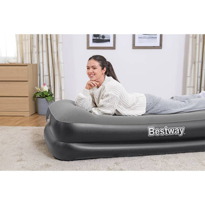Zijaanzicht van het Bestway luchtbed met ingebouwde pomp, comfortabel en gevlokt.