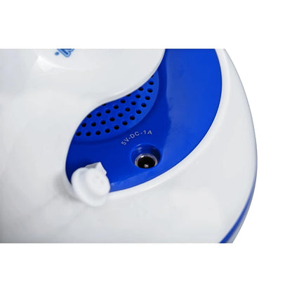 Detail van de blauwe en witte Bestway Bluetooth luidspreker met oplaadpoort.