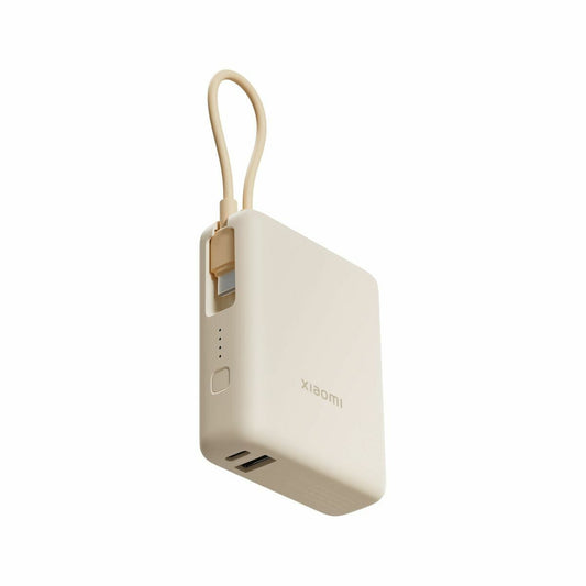 Beige Xiaomi Powerbank 10000 mAh met snellaadfunctie en USB-poorten.
