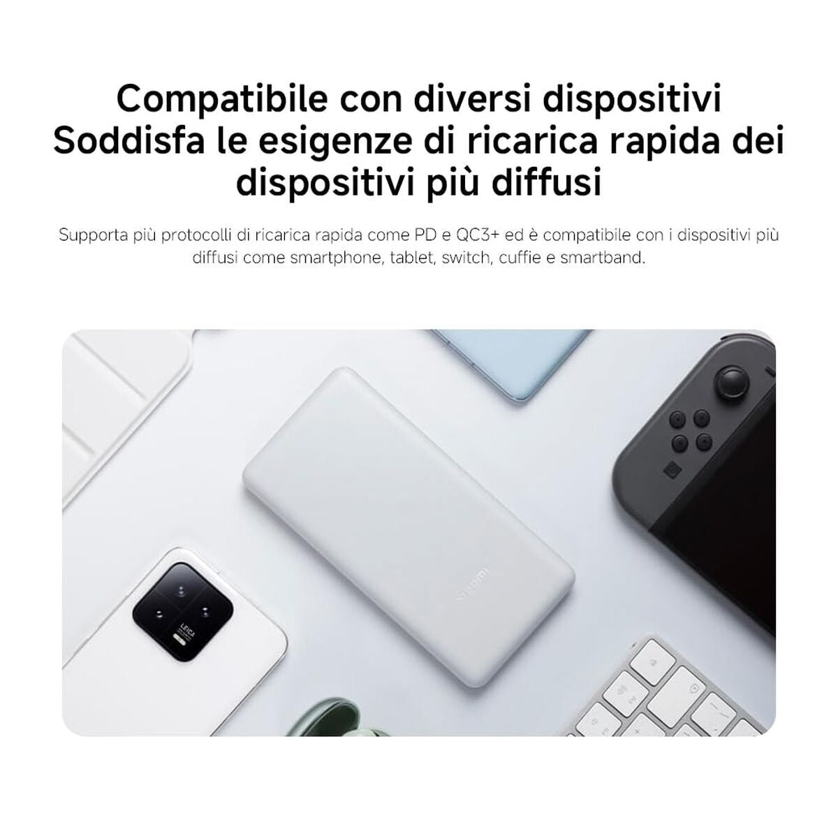 Zijaanzicht van de witte Xiaomi Powerbank 10000mAh met diverse apparaten eromheen.