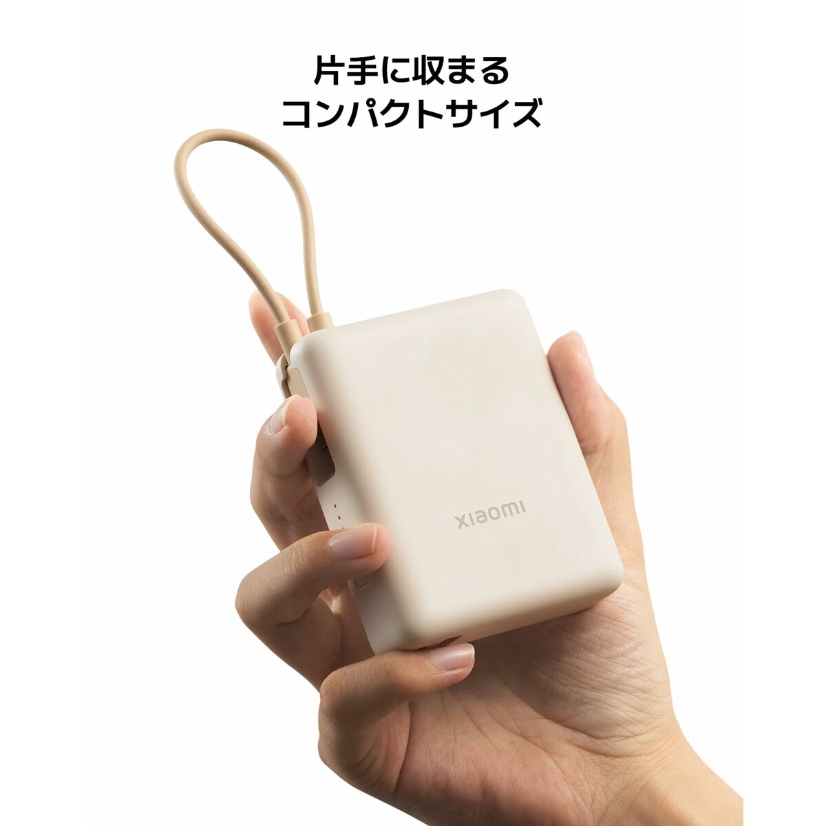 Detail van de Xiaomi Powerbank 10000 mAh in hand, met ergonomisch ontwerp en oplaadkabel.