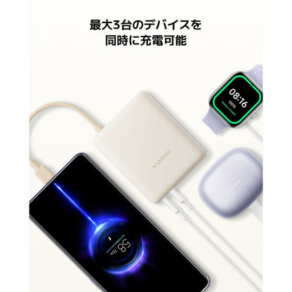 Detail van de Xiaomi Powerbank 10000 mAh met twee aangesloten apparaten en een opladende smartphone.
