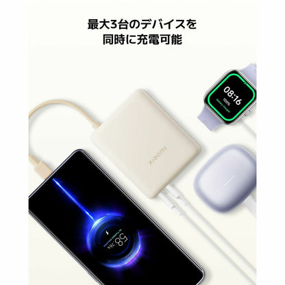 Detail van de Xiaomi Powerbank 10000 mAh met aangesloten smartphone en oordopjes.