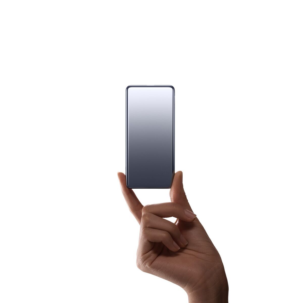Detail van de Xiaomi Powerbank 5000 mAh in blauw-grijs, vastgehouden door een hand.