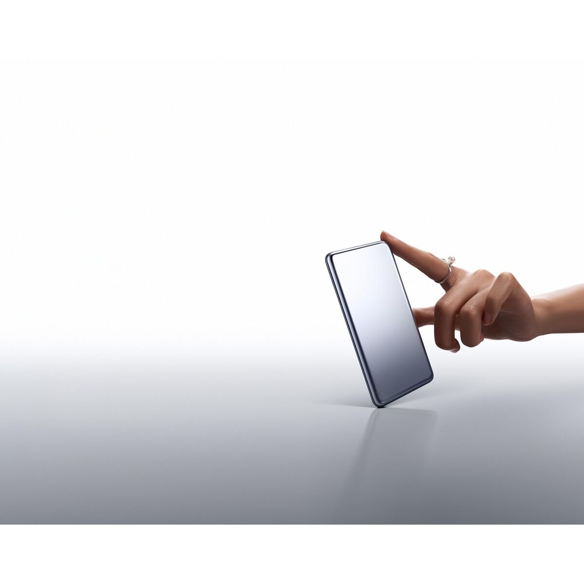 Detail van de Xiaomi Powerbank 5000 mAh met een hand die de zijkant aanraakt.