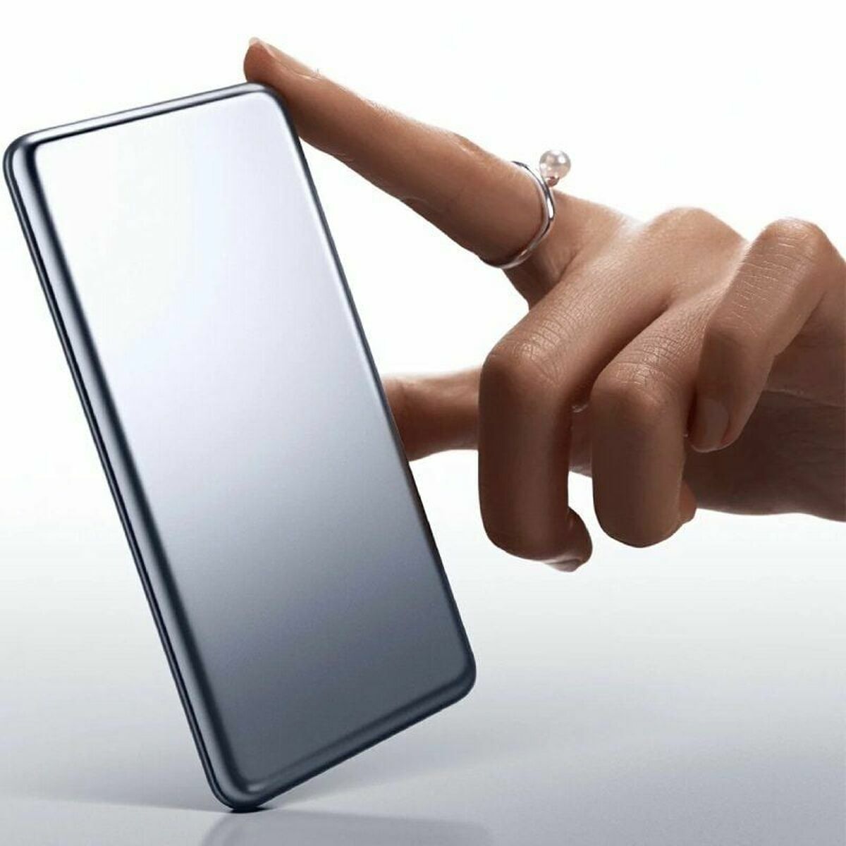 Detail van de Xiaomi Powerbank BHR9535GL in grijs met een hand die het vasthoudt.