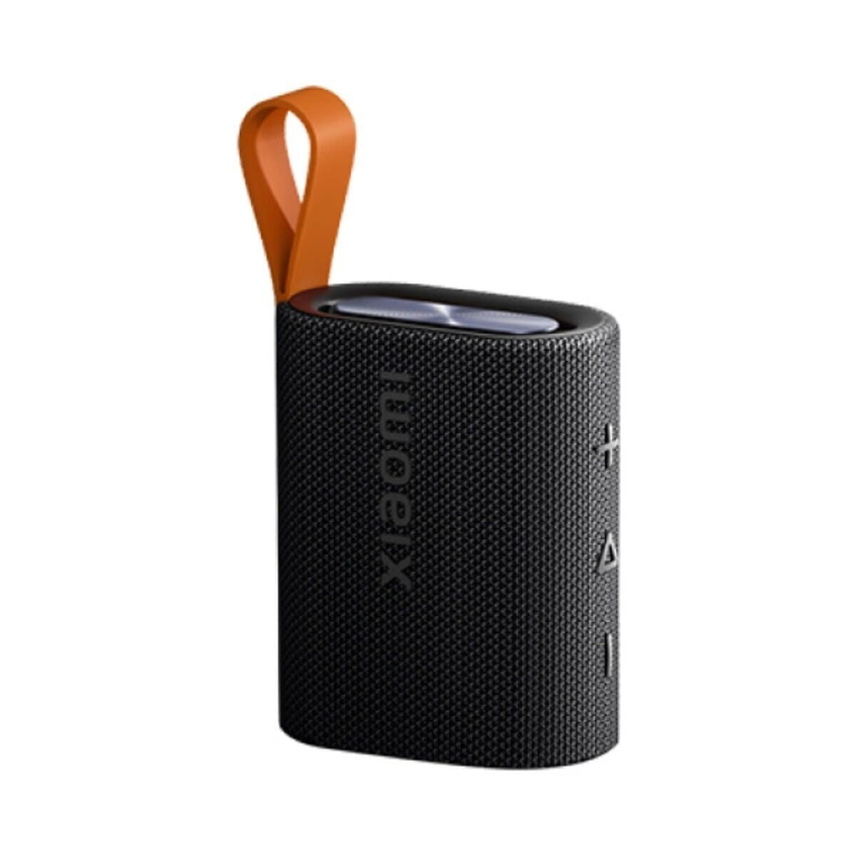 Zijaanzicht van de Xiaomi Bluetooth luidspreker in zwart met oranje handvat.