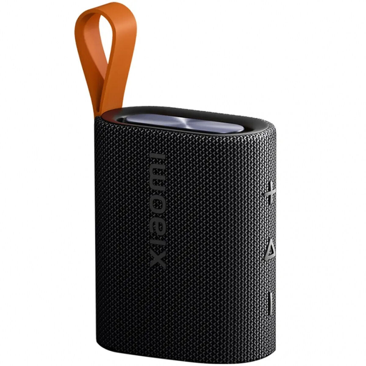 Zijaanzicht van de zwarte Xiaomi Bluetooth luidspreker met oranje handvat en bedieningsknoppen.